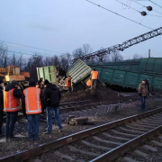 “Укрзалізниця” объяснила крушение поезда использованием российских вагонов (фото)