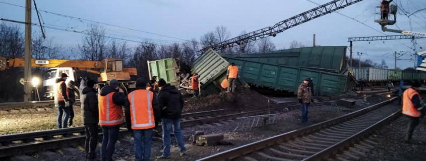 “Укрзалізниця” объяснила крушение поезда использованием российских вагонов (фото)