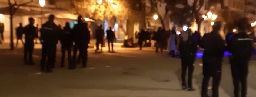 На Ибице полицейских забросали яйцами на пикете (фото, видео)