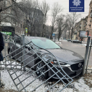 В центре Харькова пьяный водитель въехал в дорожное ограждение (фото)