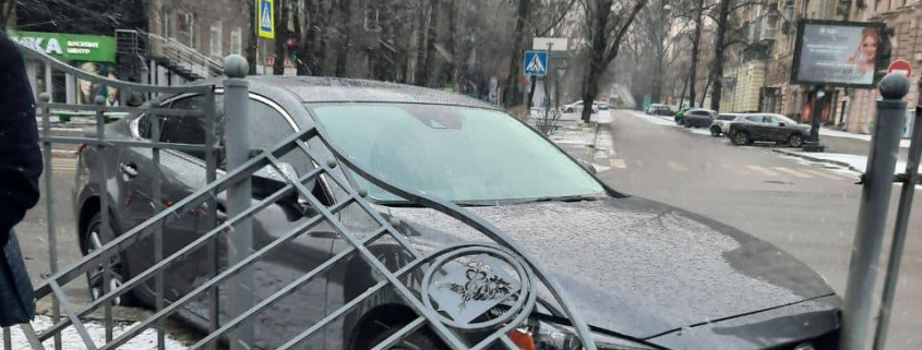 В центре Харькова пьяный водитель въехал в дорожное ограждение (фото)