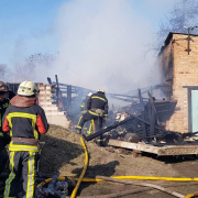 В Харькове семь часов тушили гараж во дворе частного дома (фото)