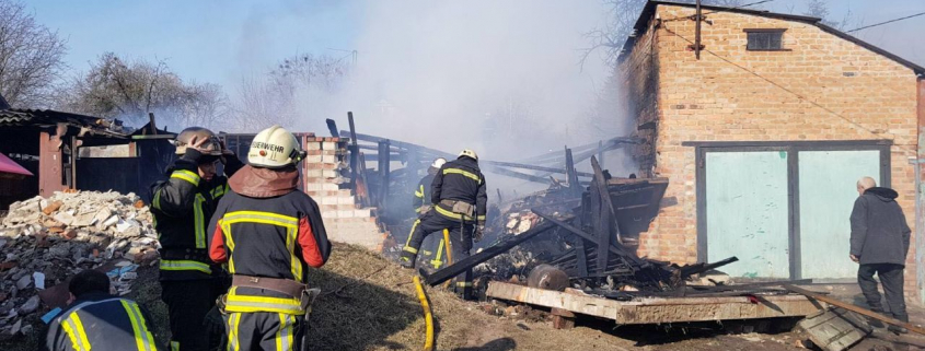 В Харькове семь часов тушили гараж во дворе частного дома (фото)