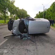 На Харьковщине водитель врезался в дерево, бросил иномарку и убежал (фото)