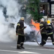 В центре Харькова сгорела иномарка (видео)