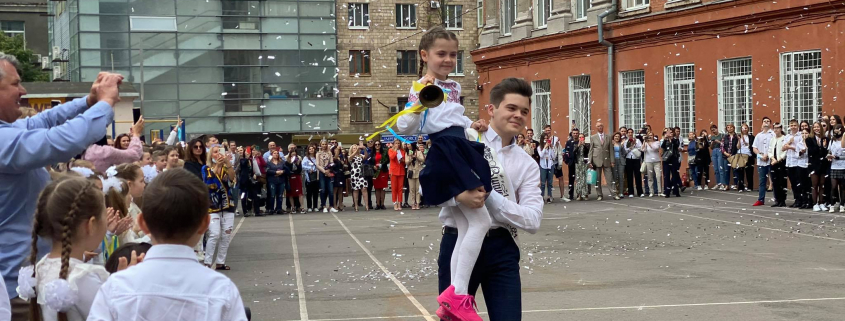 В школах Харькова прозвучал последний звонок (фоторепортаж, видео)